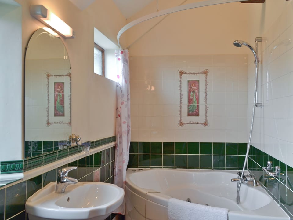 Bathroom | Whitwell Farm CottagesBrandy&rsquo;s, Whitwell Farm, Colyford, near Seaton