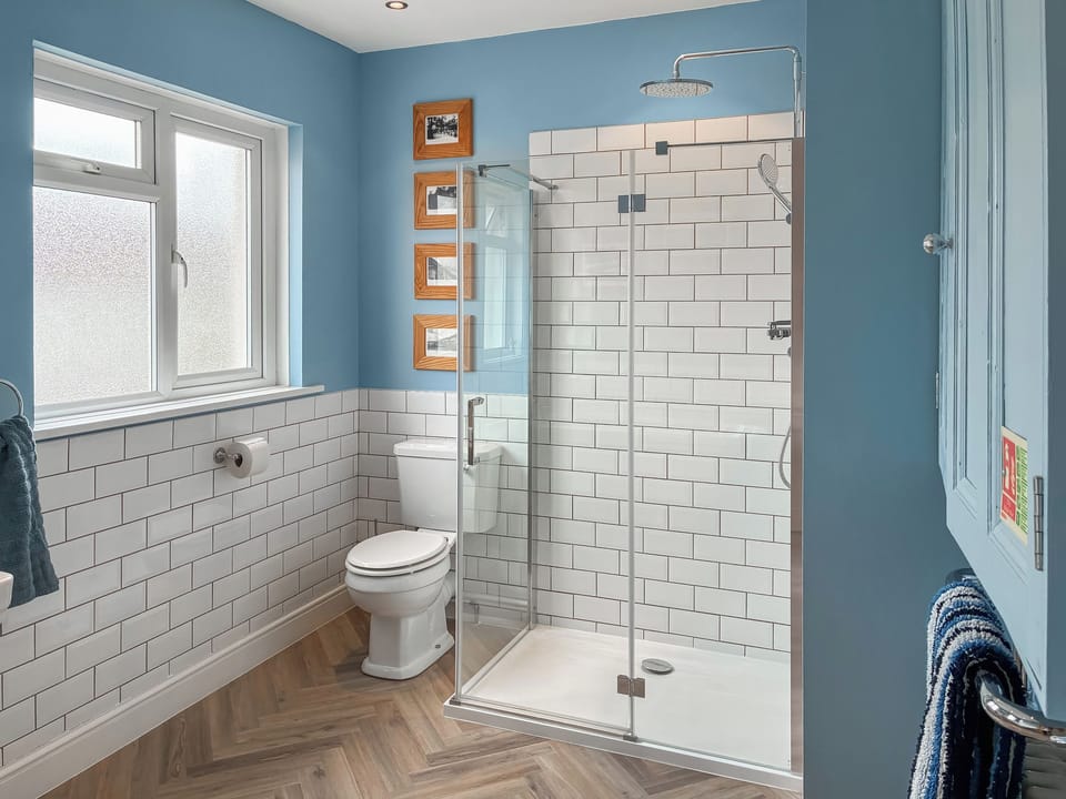 Large bathroom | Stourcliffe House, Bournemouth