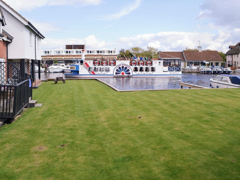 Spacious landscaped grounds | Pottergate Cottage, Wroxham