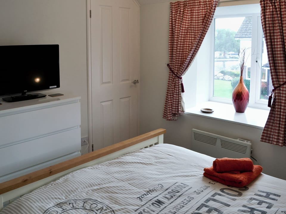 Tastefully furnished bedroom with king-size bed and Freeview TV | Pottergate Cottage, Wroxham