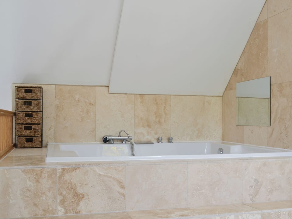 En-suite bathroom | The Farmhouse - Bowlees Holiday Cottages, Wolsingham, near Stanhope