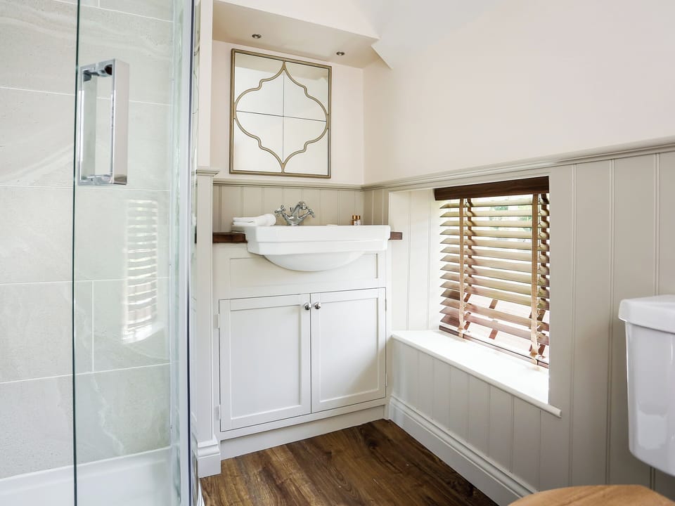 En-suite shower room | Garden Cottage, Settrington, near Malton