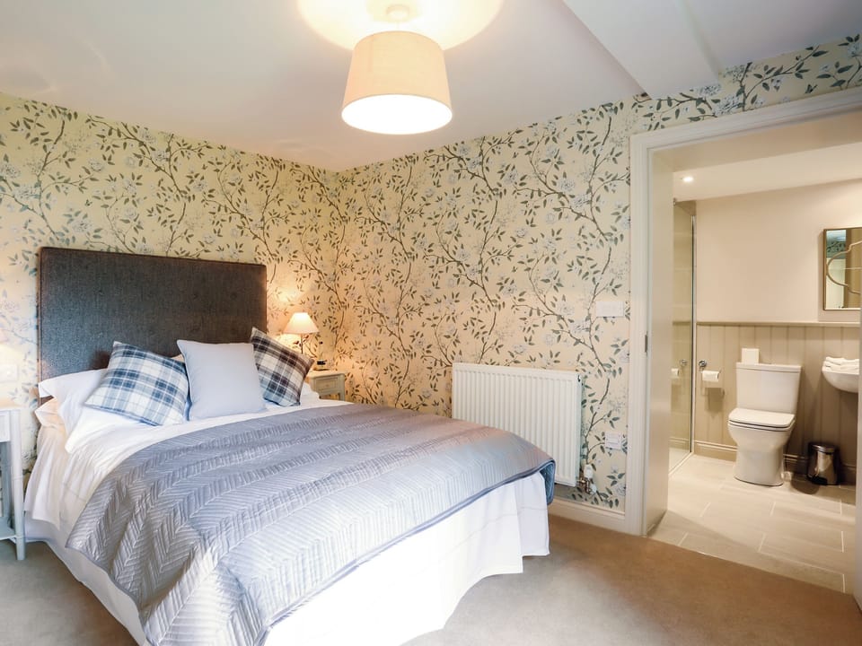 Splendid double bedroom with en-suite shower room | Garden Cottage, Settrington, near Malton