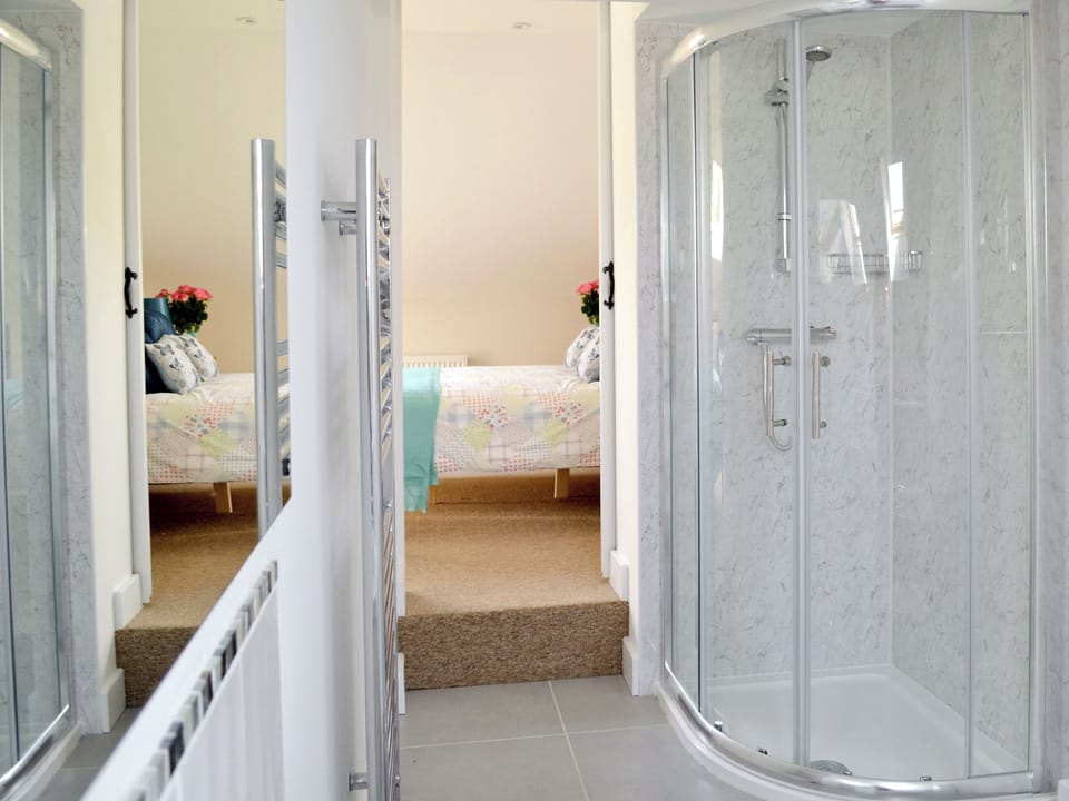 Ideal en-suite bathroom | Tamarisk - Netherton Farm, Hartland, near Bideford