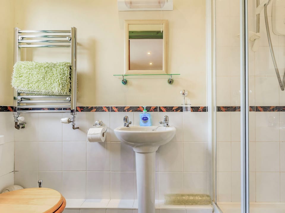En-suite | Foxglove Lodge - Higher Shorston Lakes and Lodges, Holsworthy, near Bude