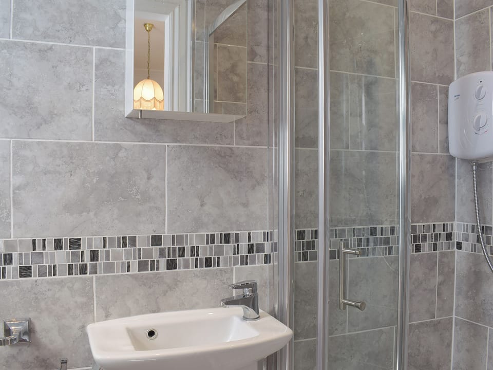 Lovely en-suite shower room | 28 The Promenade, Southport