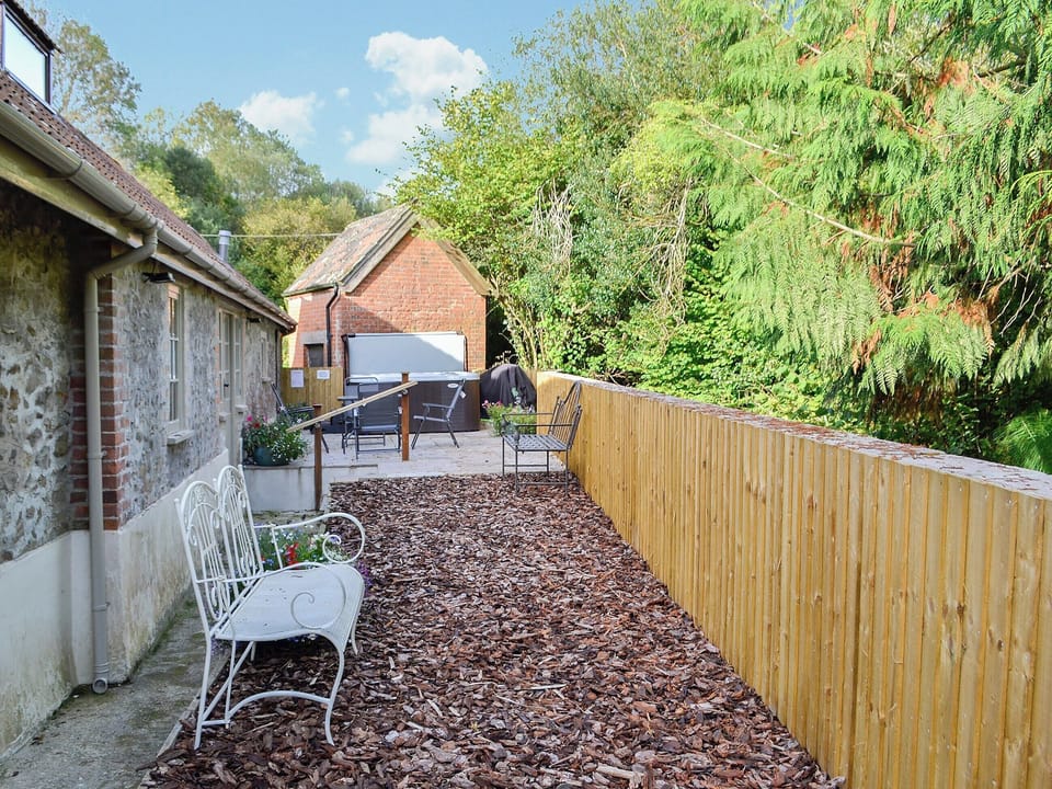 Small enclosed gravelled garden with patio, garden furniture and BBQ | Whatley Lodge, Winsham, near Chard