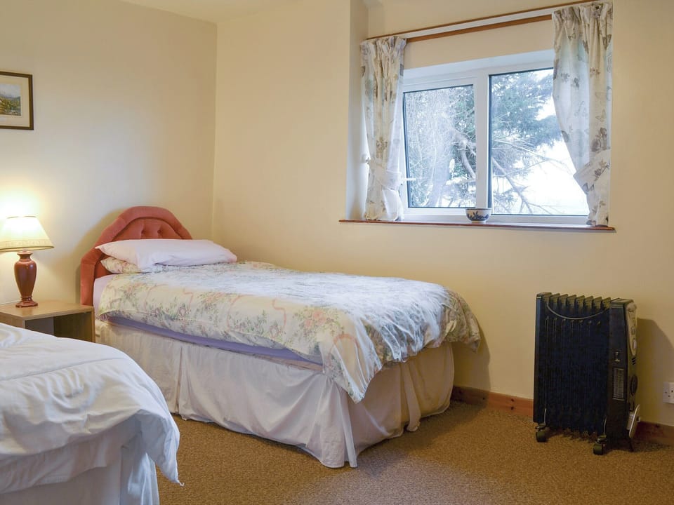 Comfortable second twin bedroom | The Cottage Gallt y Balch, Bodorgan