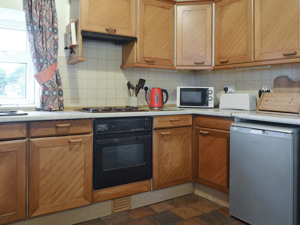 Well-equipped fitted kitchen | The Cottage Gallt y Balch, Bodorgan