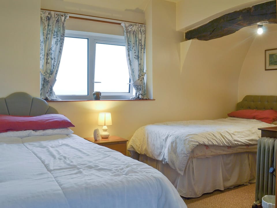 Relaxing twin bedroom | The Cottage Gallt y Balch, Bodorgan