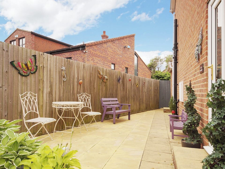 Paved patio area with outdoor furniture | The Annexe, Knaresborough