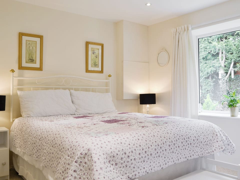 Relaxing double bedroom | Stable Cottage, Gunville, near Newport