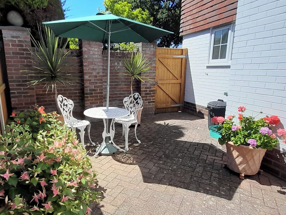 Outdoor area | Laurel Cottage, Sway, near Lymington