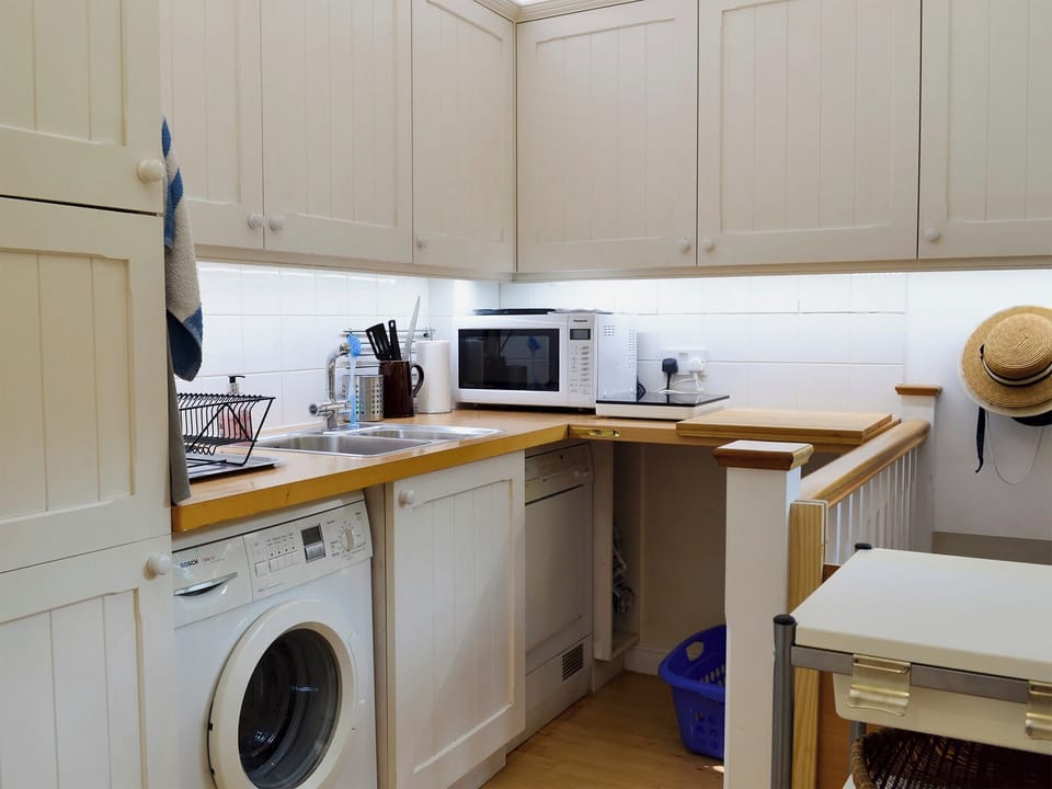 Kitchen area with breakfast bar | Cottage By The Quay, Lymington