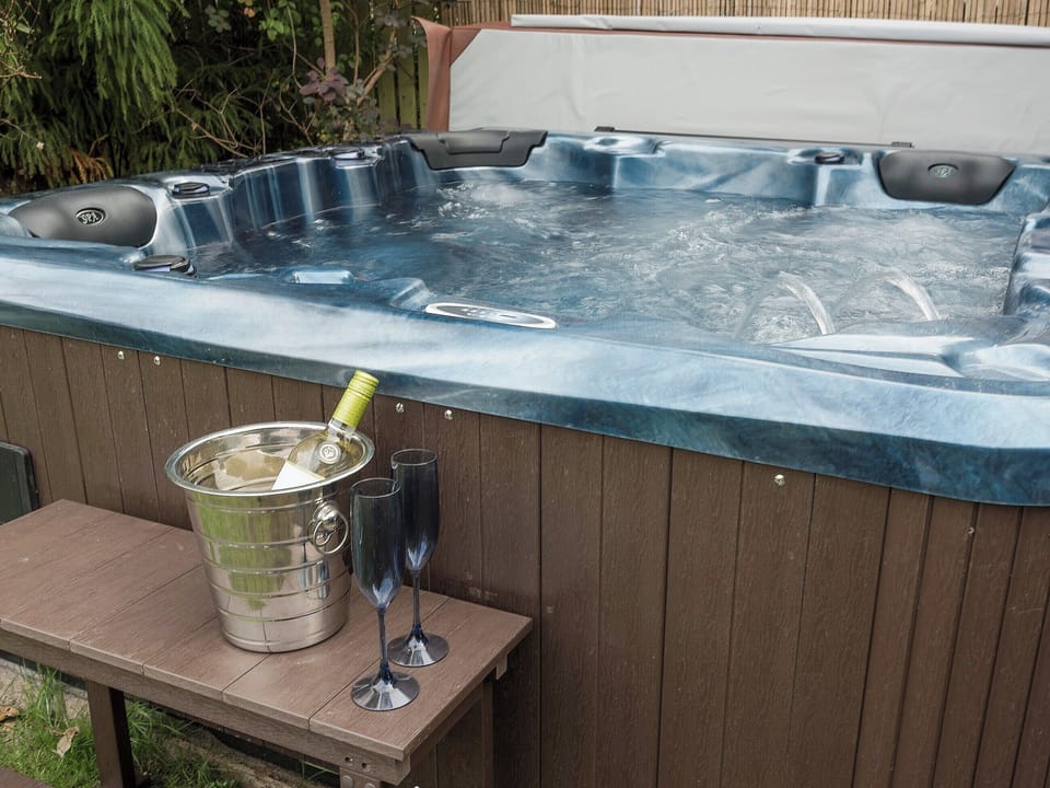 Relaxing hot tub | Horseshoes House, Saham Toney, near Thetford