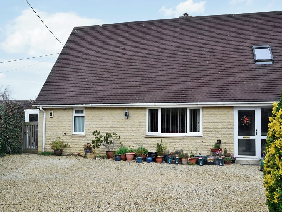 Comfortable holiday apartment | Sunshine Cottage, Fairford, near Cirencester