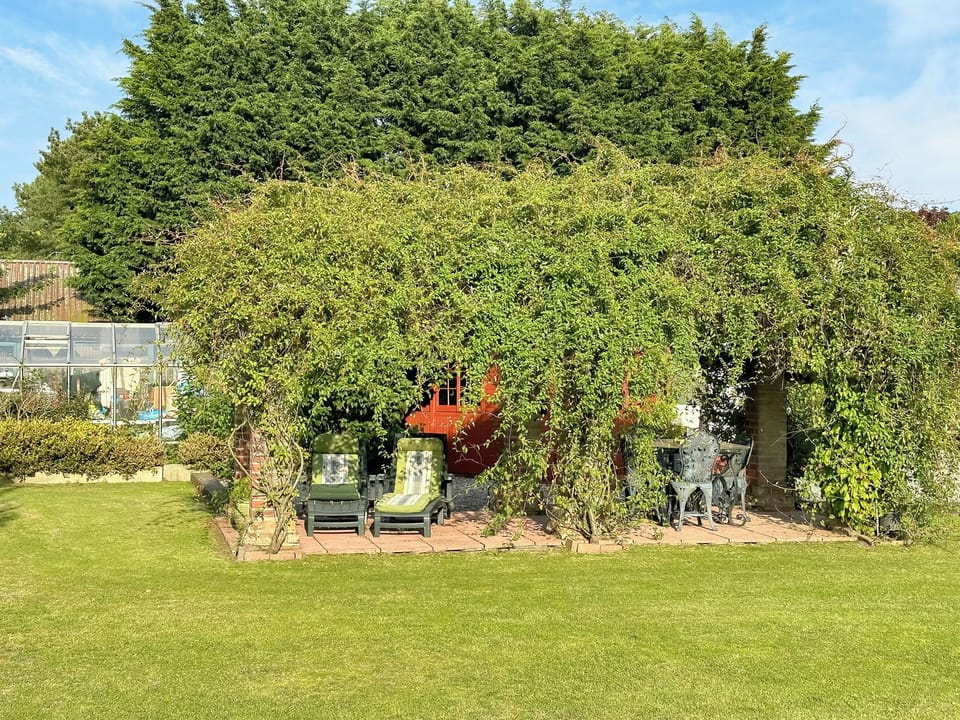 Garden and grounds | Leanda Lodge, Burgh Castle, near Great Yarmouth