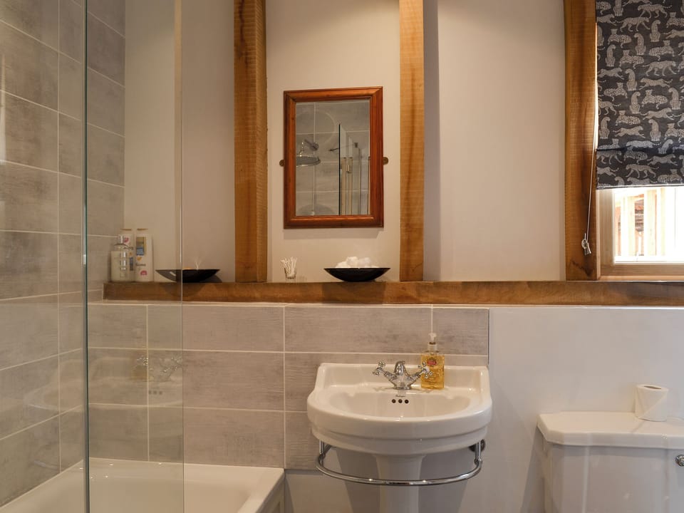 Bathroom | Little Barn - Midgham Farm, Ringwood