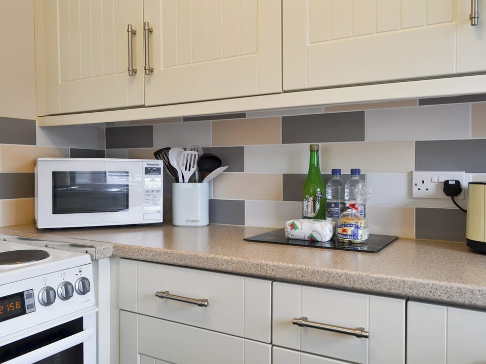 Well-equipped fitted kitchen | Isallt, Nantlle, near Beddgelert