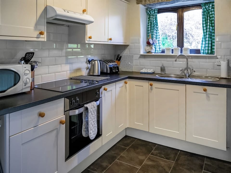 Well-equipped fitted kitchen | The Byre - Mennabroom Farm Cottages, Warleggan, near Bodmin