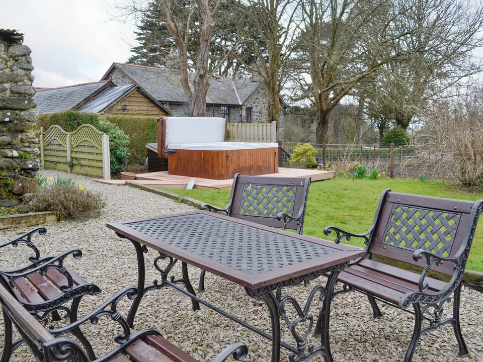 Attractive shared garden area with hot tub | Ty Bach Twt, Dyffryn Ardudwy, near Barmouth