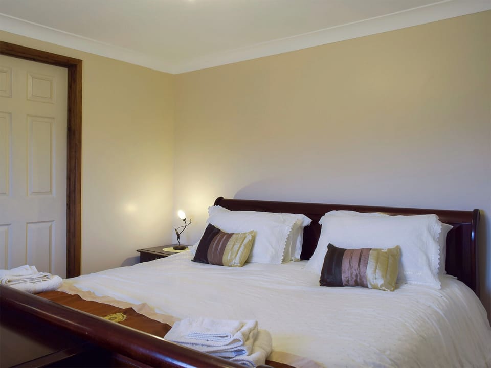 Bedroom with kingsize bed and en-suite | Moorings House - Moorings House & Reed View, St Olaves, near Beccles