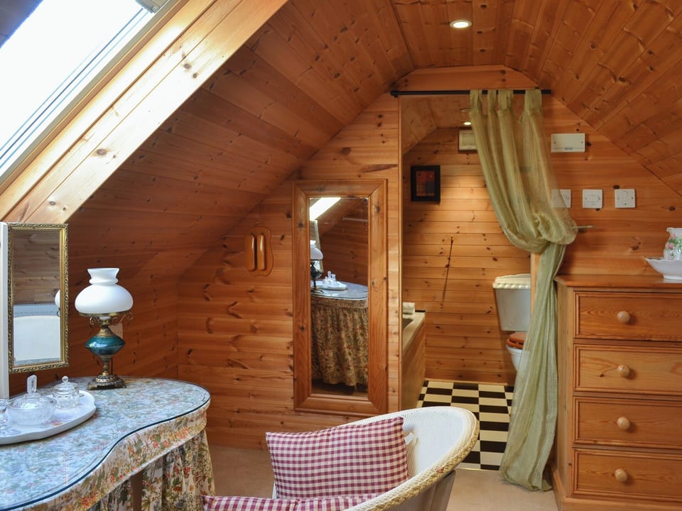 Double bedroom dressing area and en-suite | Acorn Barn, Laytham, near York