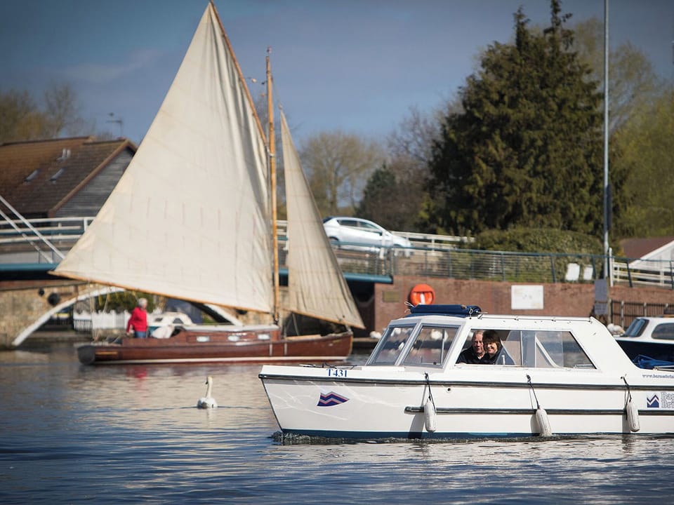 Spacious ground floor twin bedroom with en-suite | Bewick Swan - The Riverviews, Wroxham, near Norwich