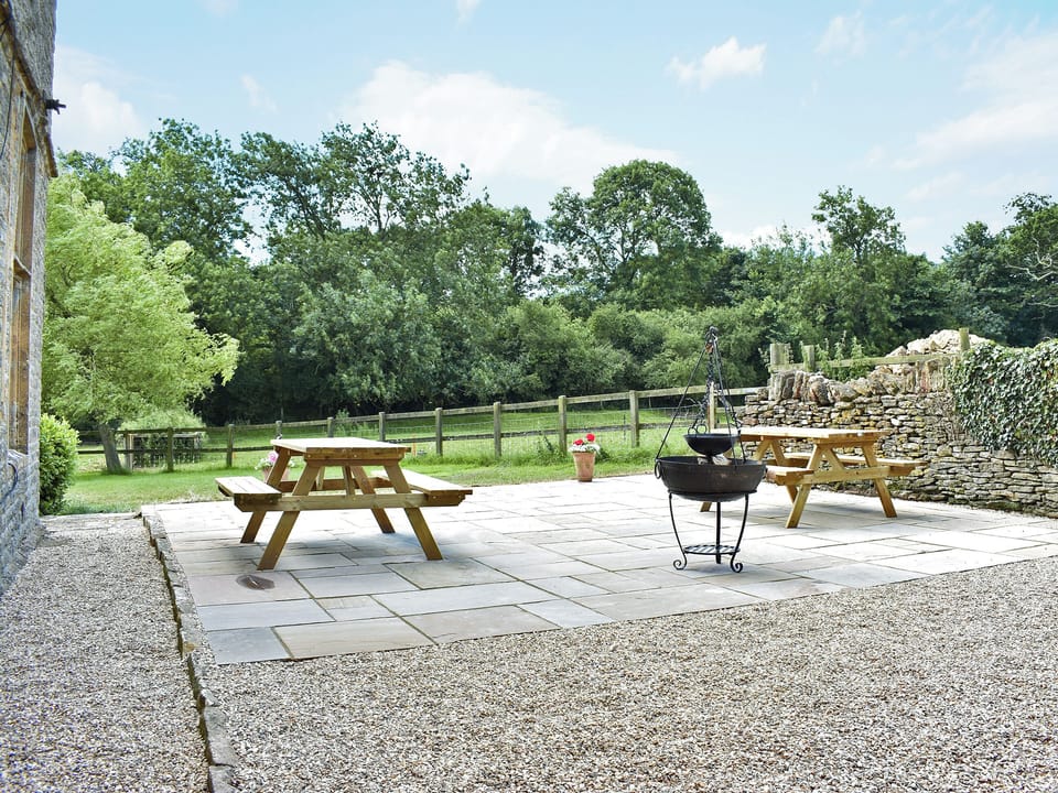 Impressive sitting-out-area | The Farmhouse - Round Chimneys Farm, Glanvilles Wootton, near Sherborne
