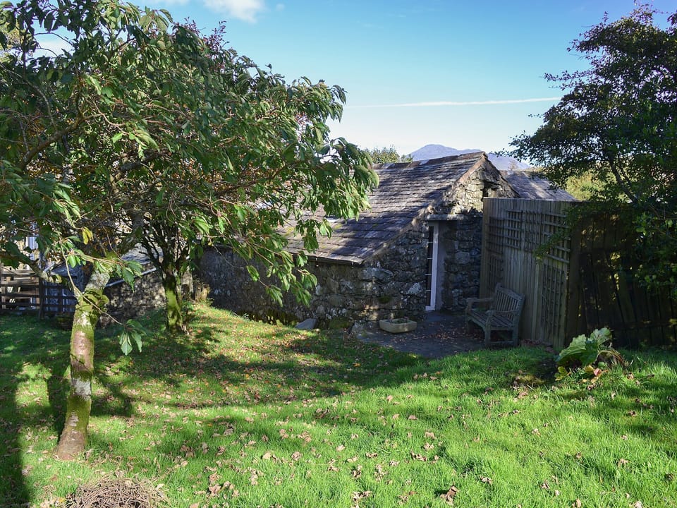 Lush garden with mature trees | Birkerthwaite Barn - Birkerthwaite Cottages, Eskdale