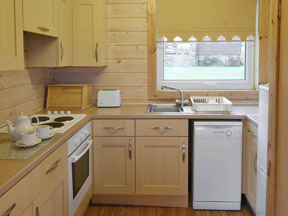 Well-equipped fitted kitchen | Lodge 18, Woolsery, Bideford