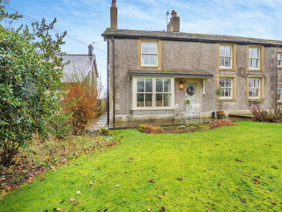Lawned garden | Meresyke Farm - Graydon Cottage - Mere Syke Farm, Wigglesworth, near Settle