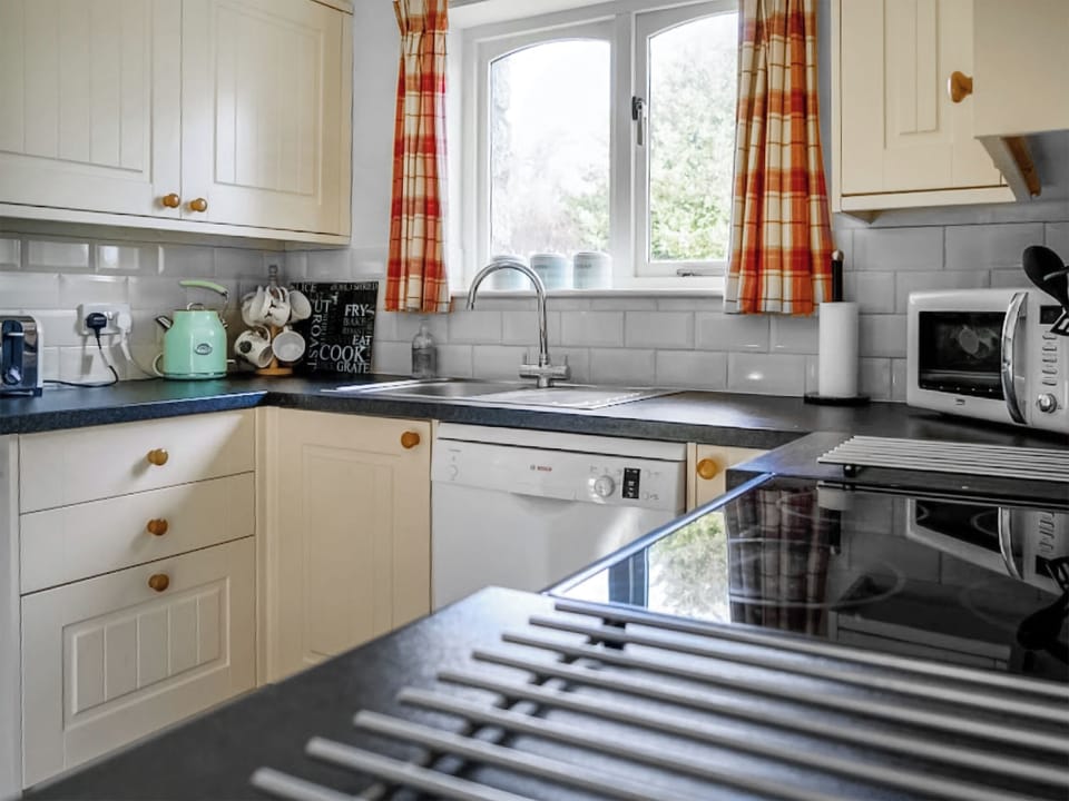 Fully-appointed kitchen | The Tallet - Mennabroom Farm Cottages, Warleggan, near Bodmin