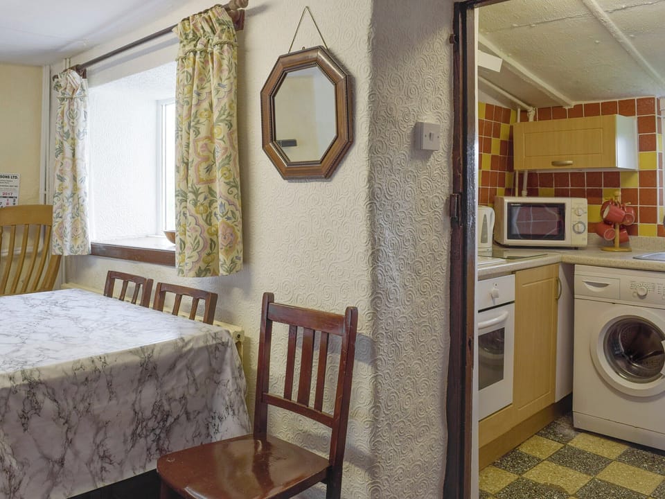 Dining room conveniently adjoins the kitchen | Ty-Gwyn, Cynheidre, near Llanelli