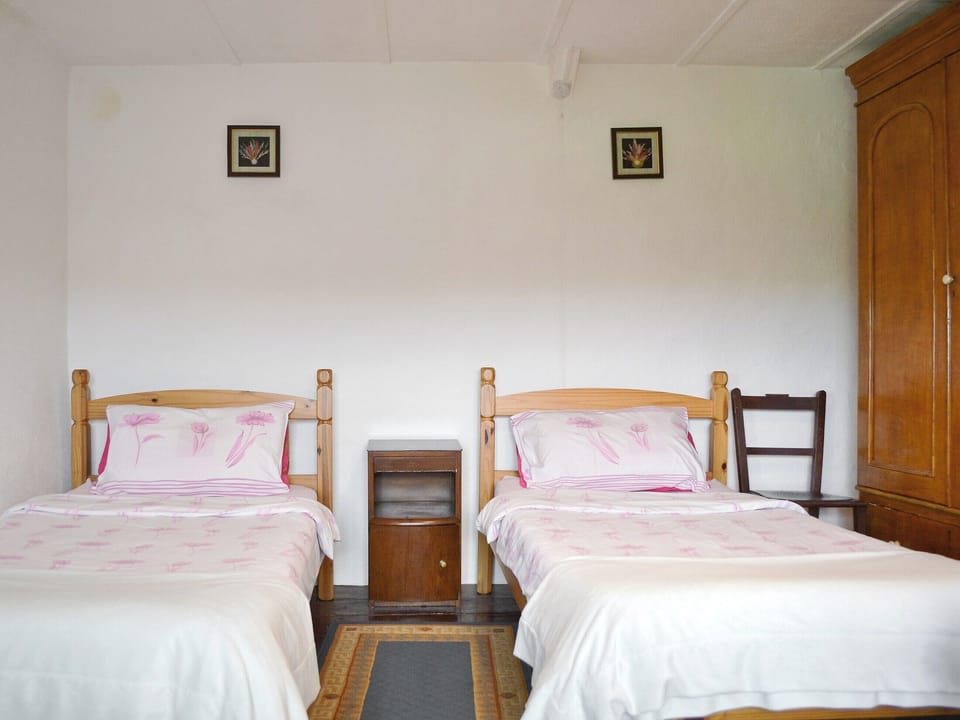 Twin bedroom | Ty-Gwyn, Cynheidre, nr. Llanelli