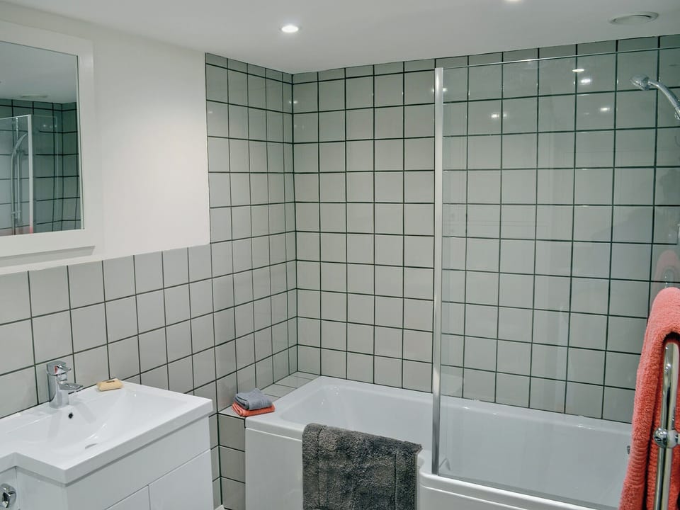 Lovely en-suite bathroom | The Shed with a View, Cadbury, near Crediton