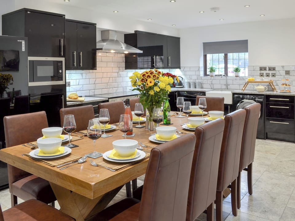 Wonderful, well equipped kitchen/ dining area | Coombe Wood Coach House, Hawkinge, near Folkestone