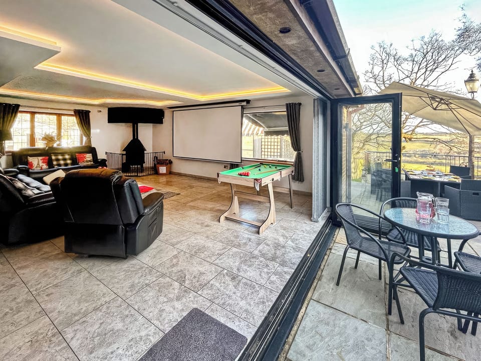 Spacious, comfortable living area | Coombe Wood Coach House, Hawkinge, near Folkestone