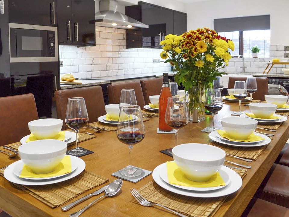 Stunning dining area | Coombe Wood Coach House, Hawkinge, near Folkestone