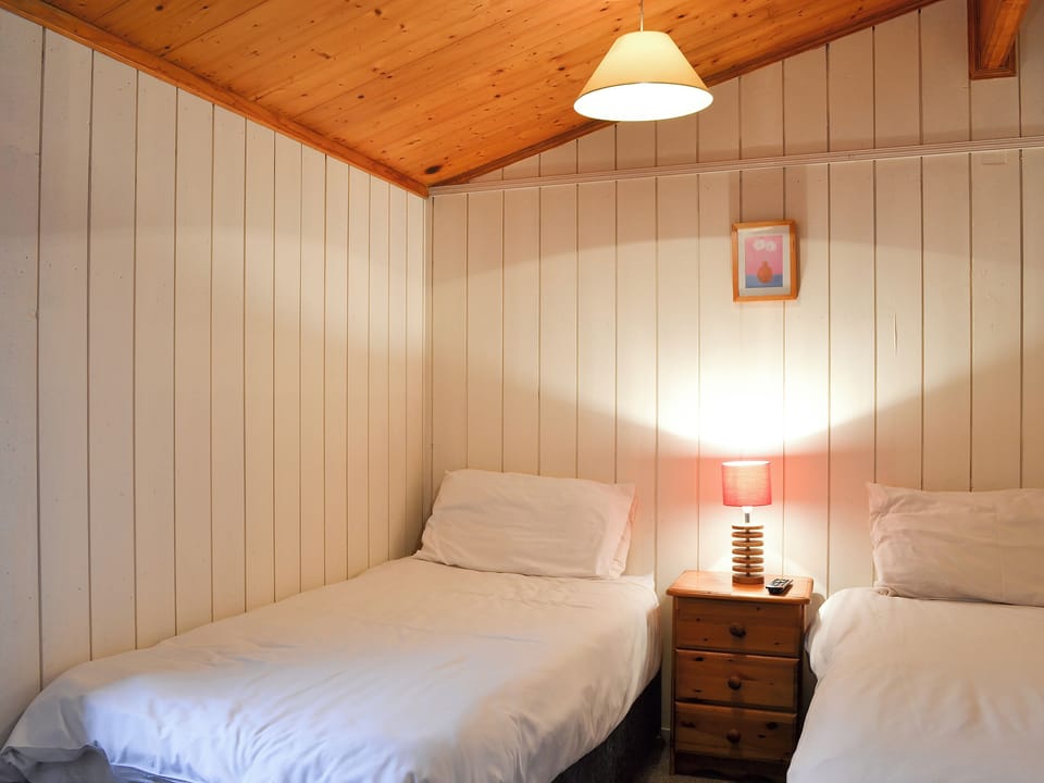 Attractive twin bedded room with en-suite | Cedar Lodge, Charlcot, near Masham