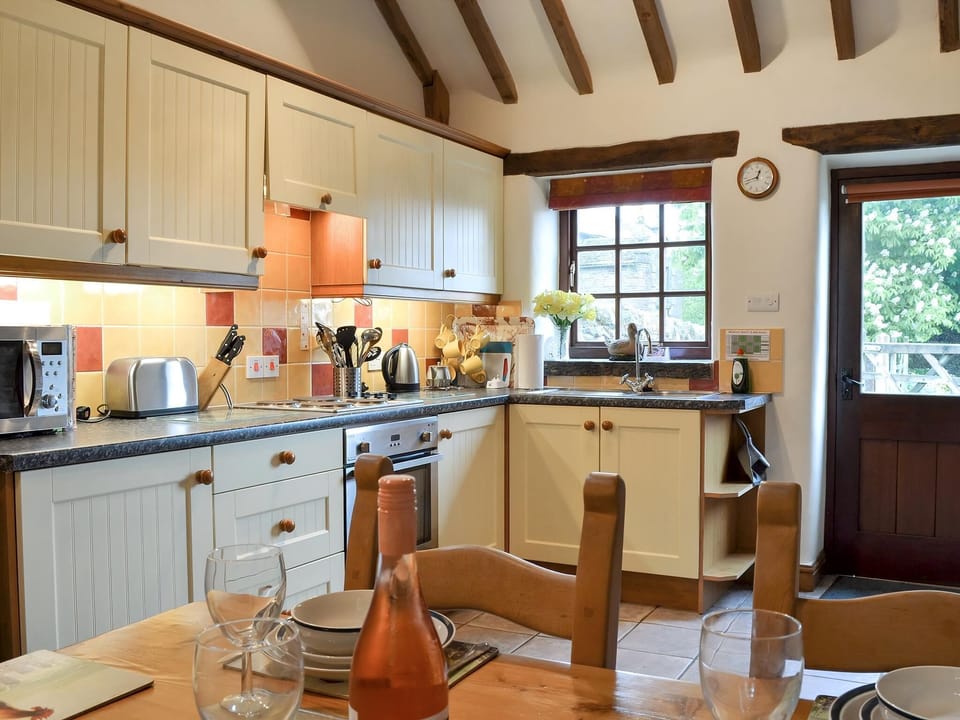 Well equipped kitchen/ dining room | Spring Cottage, Hollinsclough, near Buxton
