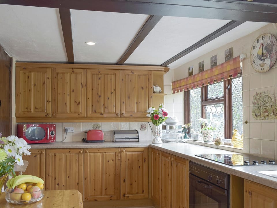 Well-equipped fitted kitchen | Tillet Cottage, Oulton Broad, near Lowestoft