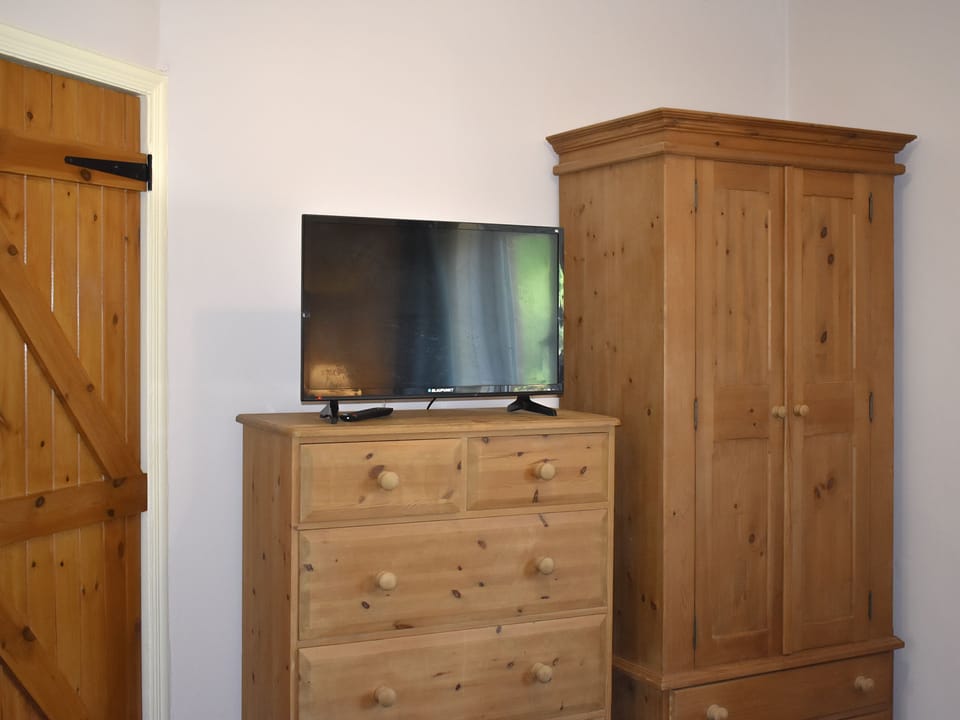 Ample storage within twin bedroom | Oakdene Lodge, Wimborne