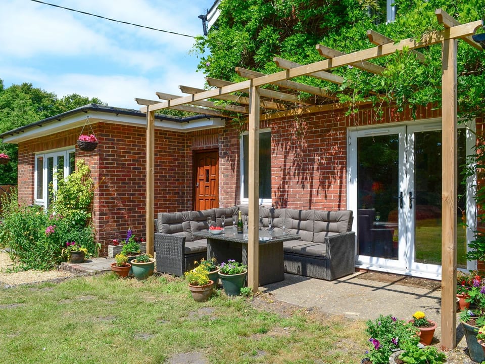 Tranquil sitting out area | Oakdene Lodge, Wimborne