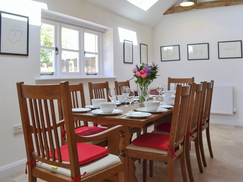 Charming dining area | The Hop Cottage - Castle Properties, Ashperton, near Ledbury