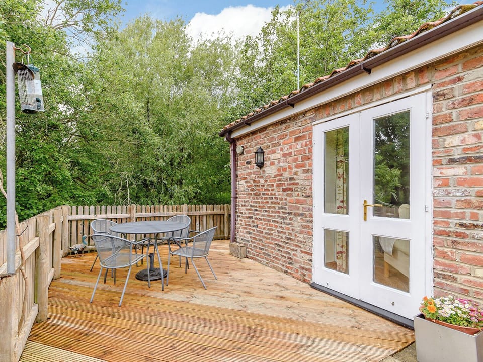 Peaceful sitting-out-area | Cottage in the Pond, Garton, near Hornsea