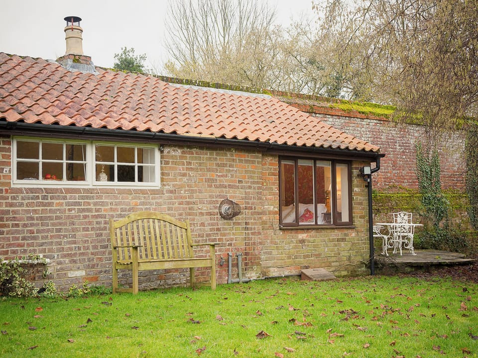 Sitting-out-area | Gamekeeper&rsquo;s Cottage - The Dovecote, Staple, near Wingham