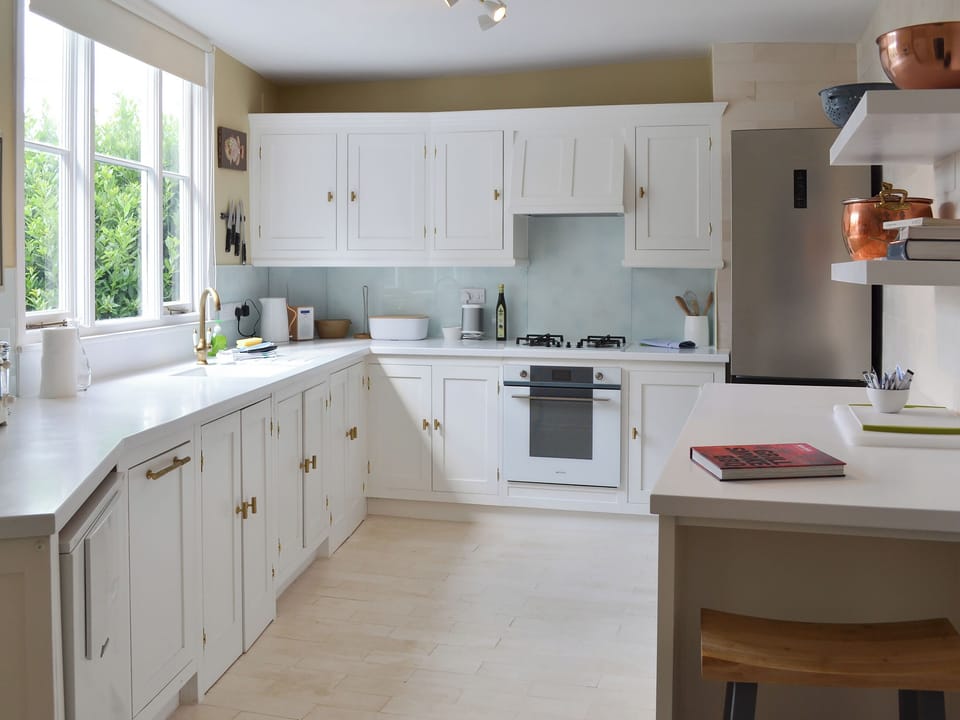 Well-equipped fitted kitchen | Chapel Street, Penzance
