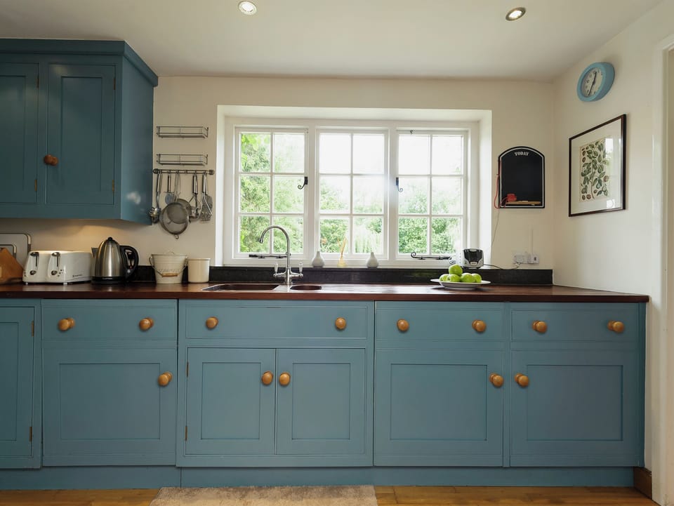 Farmhouse style kitchen | Thatched Cottage, Sternfield, near Aldeburgh