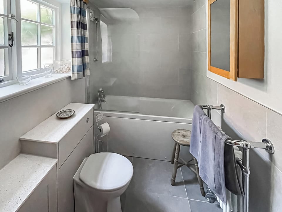 Cottage Bathroom | Thatched Cottage, Sternfield, near Aldeburgh